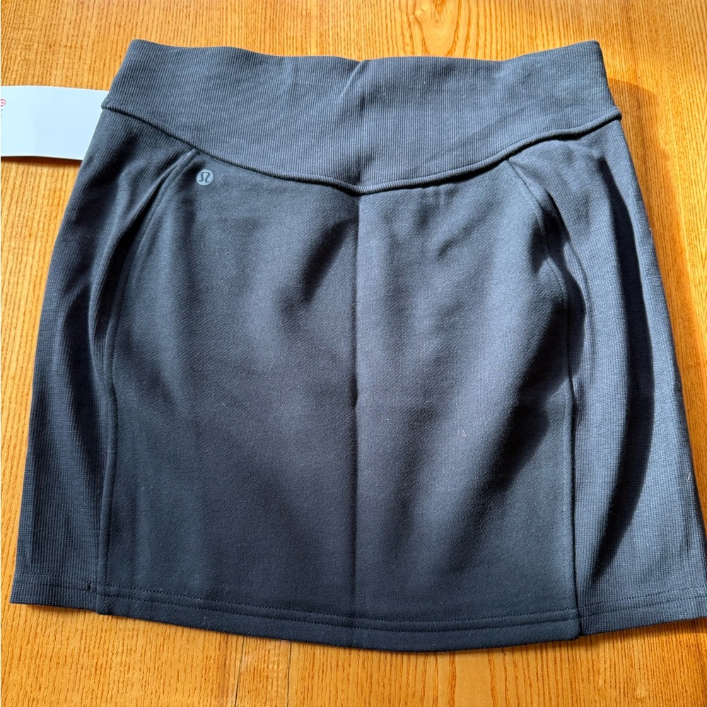 NWT lululemon athletica Scuba HR Black Mini Skirt - Picture 2 of 3